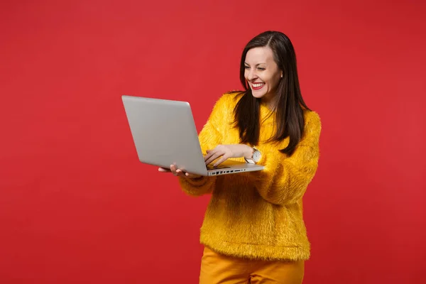 Portrait Smiling Beautiful Young Woman Yellow Fur Sweater Using Laptop — Stock Photo, Image