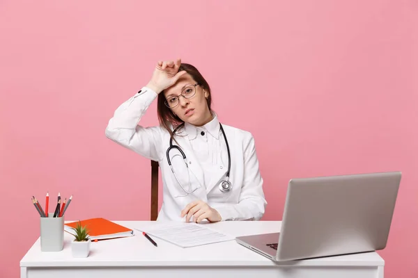 Doctora Triste Cansada Sienta Trabajo Escritorio Computadora Con Documento Médico — Foto de Stock