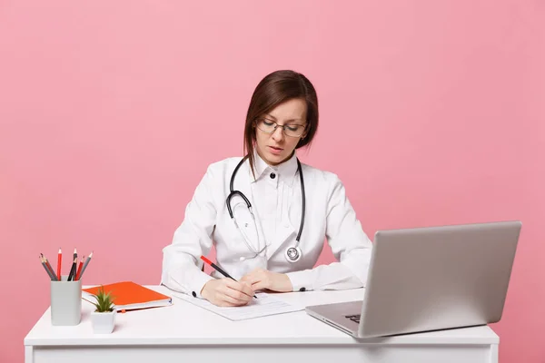 Bela Médica Feminina Senta Trabalhos Mesa Computador Com Documento Médico — Fotografia de Stock