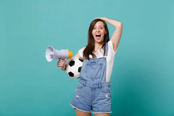 Entusiasmada Jovem Futebol Apoiar Equipe Favorita Com Bola Futebol Megafone — Fotografia de Stock