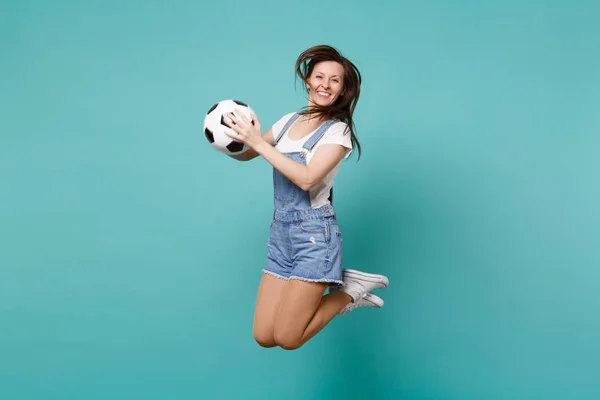 Glückliche Weibliche Fußballfan Aufmuntern Unterstützung Lieblings Team Hält Fußball Springen — Stockfoto