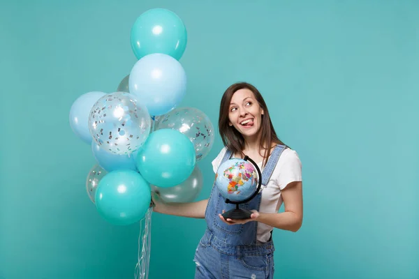 Mujer Pensativa Divertida Mostrando Lengua Mirando Hacia Arriba Sosteniendo Globo —  Fotos de Stock