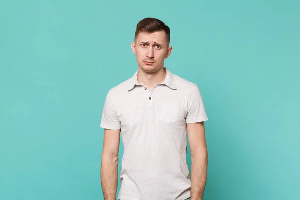 Portrét Zmatená Mladý Muž Neformálním Oblečení Stojí Izolované Pozadí Modré — Stock fotografie