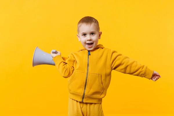 Маленький Веселий Хлопчик Роки Жовтому Одязі Тримає Виступаючи Електронному Мегафоні — стокове фото