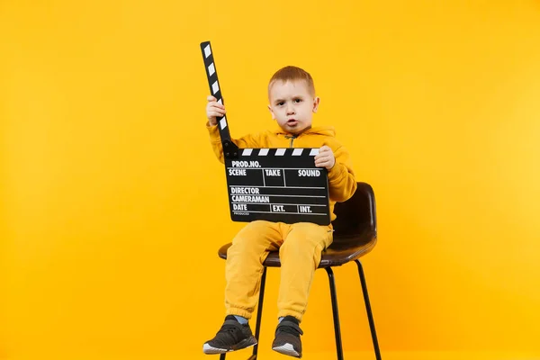 Petit Garçon Ans Vêtements Jaunes Isolé Sur Fond Mural Orange — Photo