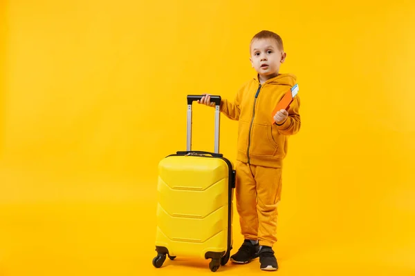 Kis Utazó Turisztikai Gyerek Fiú Éves Elszigetelt Sárga Narancs Fal — Stock Fotó