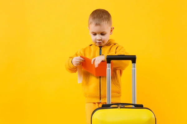 少し旅行観光子供男の子 歳黄色オレンジ色の壁の背景スタジオに分離されました 週末の息抜きに旅行に海外旅行の乗客 空気飛行の旅のコンセプトです モックアップ コピー スペース — ストック写真