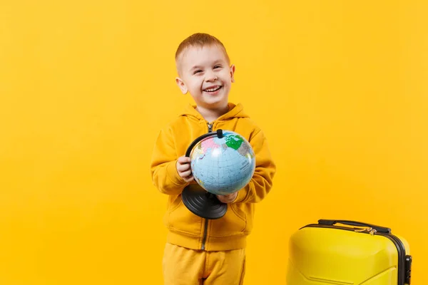 Malý cestovatel turistické kluk kluk 3-4 let, izolované na žluté — Stock fotografie