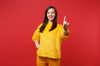 Güzel genç kadın bir şey beğenmek itme tıkırtı üstünde düğme, sanal ekran izole kırmızı duvar arka plan üzerinde yüzen işaret dokunun. İnsanlar samimi duygular, yaşam kavramı. Kopyalama alanı alay