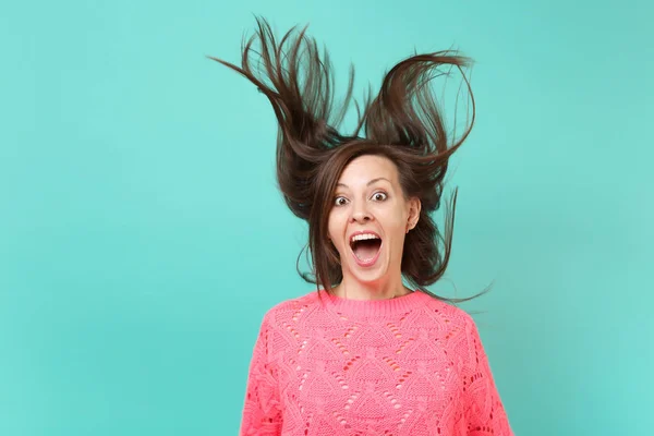 Mulher Nova Surpreendente Suéter Rosa Malha Com Cabelo Agitado Mantendo — Fotografia de Stock