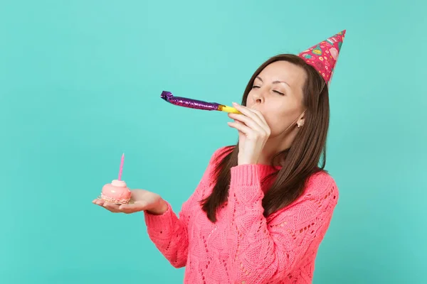 Junge Frau Gestricktem Rosa Pullover Geburtstagsmütze Mit Spielpfeife Der Hand — Stockfoto