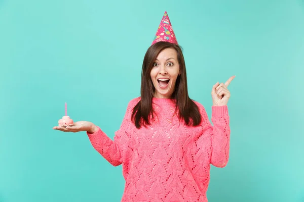 Menina Surpreso Malha Chapéu Aniversário Suéter Rosa Mantendo Boca Bem — Fotografia de Stock