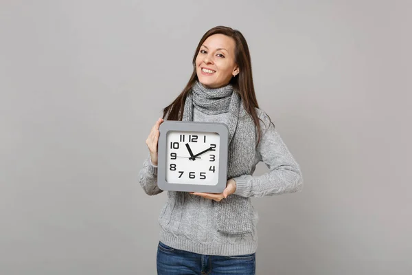 Χαμογελώντας Νεαρή Γυναίκα Γκρι Πουλόβερ Κασκόλ Κρατήστε Τετράγωνο Ρολόι Που — Φωτογραφία Αρχείου