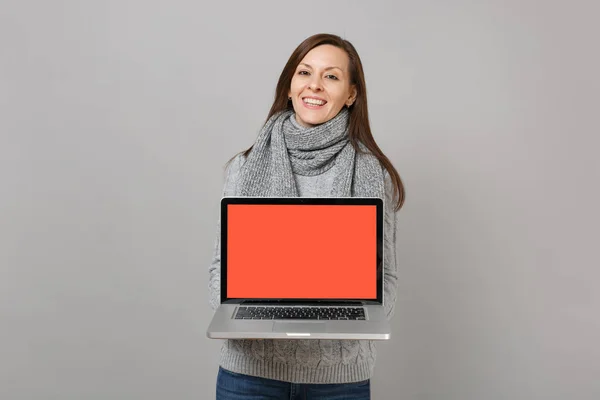 Χαμογελαστή Γυναίκα Στον Υπολογιστή Lap Top Κρατήστε Κασκόλ Γκρι Πουλόβερ — Φωτογραφία Αρχείου