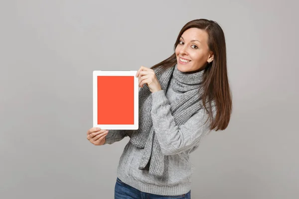 Mujer Sonriente Suéter Gris Bufanda Mantenga Computadora Tableta Con Pantalla — Foto de Stock