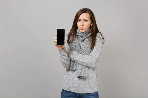 Zdenerwowany Kobieta Szary Sweter Szalik Telefon Komórkowy Gospodarstwa Puste Pusty — Zdjęcie stockowe