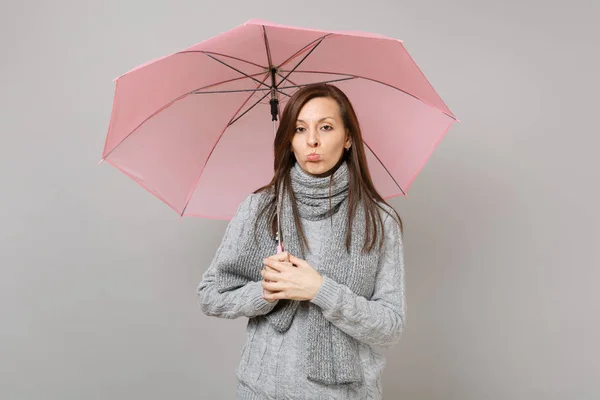 Förolämpad Ung Kvinna Grå Tröja Halsduk Skäggtorsk Läppar Innehar Rosa — Stockfoto