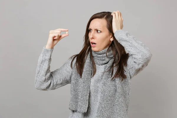 Förbryllad Ung Kvinna Grå Tröja Halsduk Att Lägga Hand Huvudet — Stockfoto