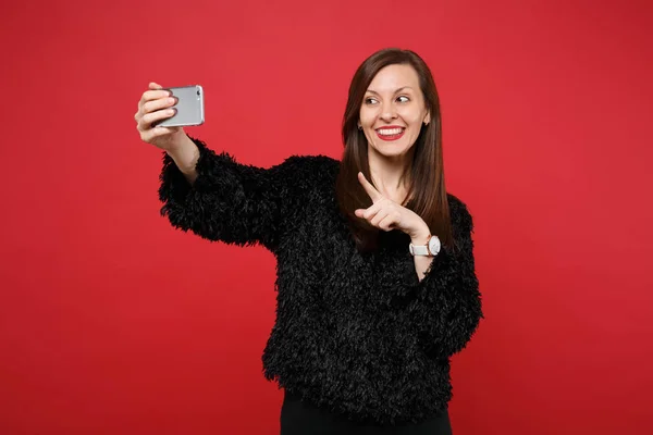 스웨터 포인팅 손가락 Selfie 배경에 고립의 전화에 촬영을 사람들이 진심으 — 스톡 사진