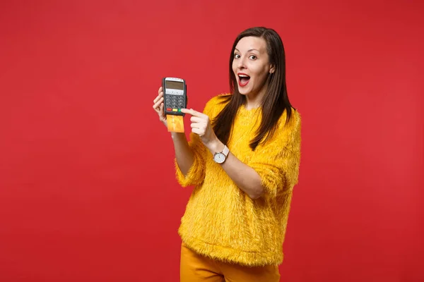 Podekscytowany Młoda Kobieta Futro Żółty Sweterek Przytrzymaj Bezprzewodowej Nowoczesny Bank — Zdjęcie stockowe