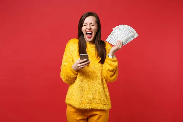 Schreiende Junge Frau Mit Geschlossenen Augen Handy Der Hand Fan — Stockfoto