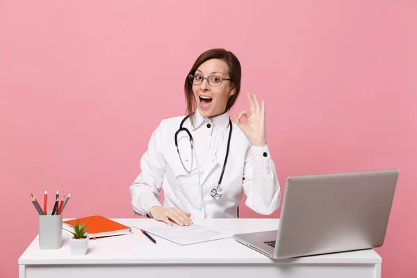 Vackra Kvinnliga Läkare Sitter Vid Skrivbord Fungerar Dator Med Medicinska — Stockfoto