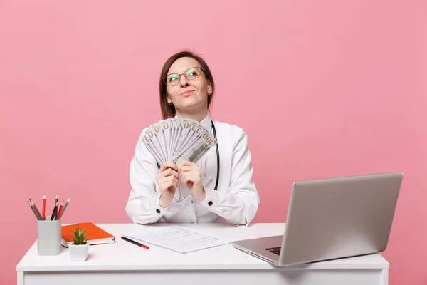 Female Doctor Sit Desk Work Computer Medical Document Cash Money — Stock Photo, Image