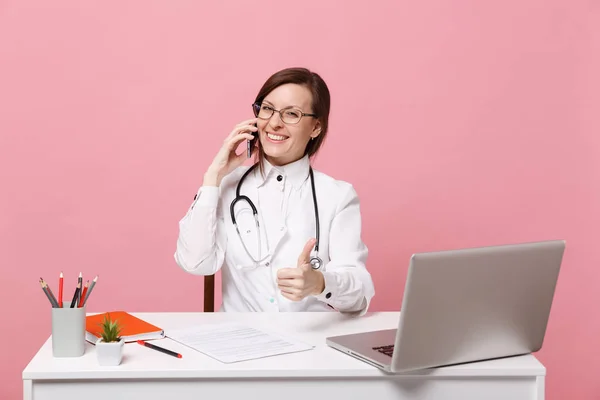 Doctora Sentada Escritorio Trabajo Computadora Con Documento Médico Mantenga Teléfono — Foto de Stock