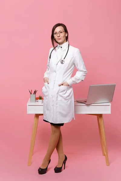 Linda Mujer Médico Pie Frente Escritorio Con Ordenador Documento Médico — Foto de Stock