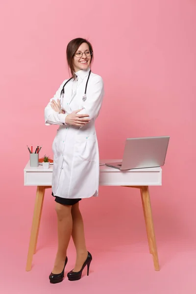 Linda Mujer Médico Pie Frente Escritorio Con Ordenador Documento Médico — Foto de Stock