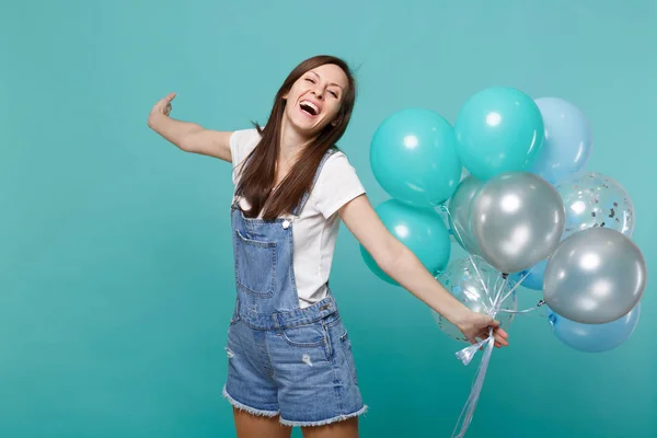 Retrato Una Joven Risueño Vestida Con Ropa Vaquera Extendiendo Las —  Fotos de Stock