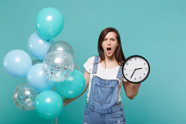 Mujer Joven Irritada Impactada Con Boca Abierta Sosteniendo Reloj Redondo — Foto de Stock