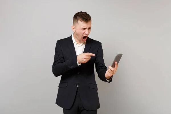 Wütender Geschäftsmann Fluchend Zeigefinger Auf Handy Der Hand Videoanrufe Isoliert — Stockfoto
