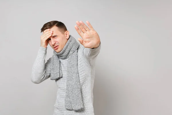 Abhorred Ung Man Grå Tröja Halsduk Att Lägga Hand Pannan — Stockfoto