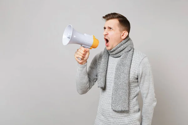 Ung Man Grå Tröja Halsduk Skrek Megafon Isolerad Grå Vägg — Stockfoto