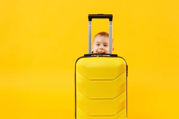 Pequeño Viajero Niño Turista Años Aislado Estudio Fondo Pared Color — Foto de Stock