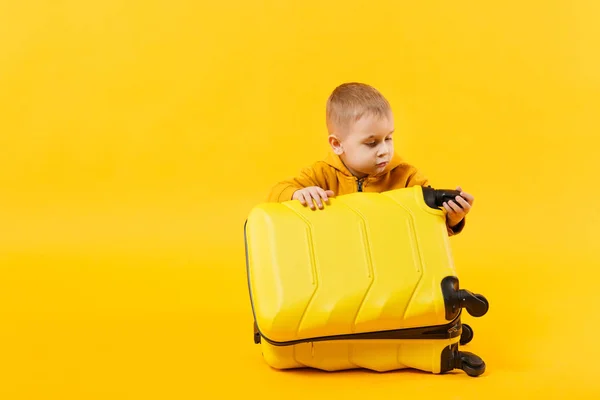 Kleine Reisende Touristenkind Junge Jahre Alt Isoliert Auf Gelb Orangefarbenen — Stockfoto
