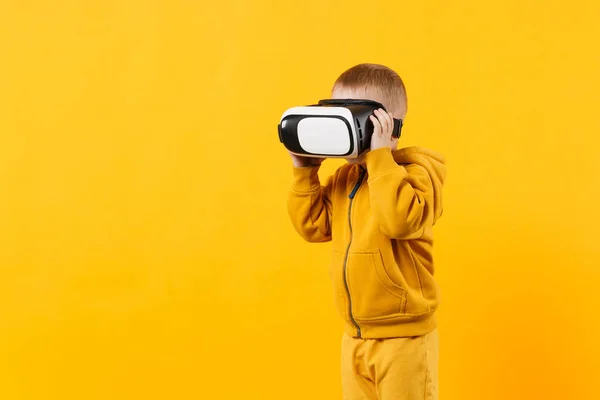 Pequeño Niño Divertido Años Edad Con Ropa Amarilla Auriculares Los —  Fotos de Stock