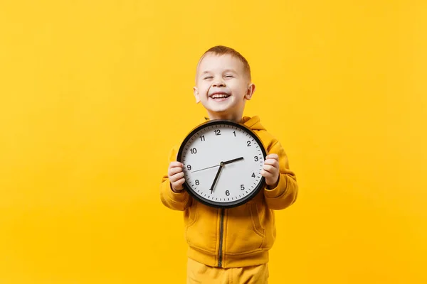 Niño Pequeño Años Edad Con Ropa Amarilla Mantenga Reloj Aislado — Foto de Stock