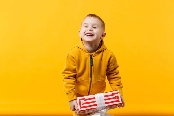 Małe Dziecko Chłopiec Lat Noszenie Ubrania Żółty Trzymać Pudełko Białym — Zdjęcie stockowe