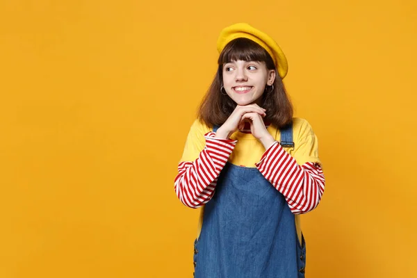 Usmívající Dívka Dospívající Francouzském Baret Letní Džínové Šaty Dívá Stranou — Stock fotografie