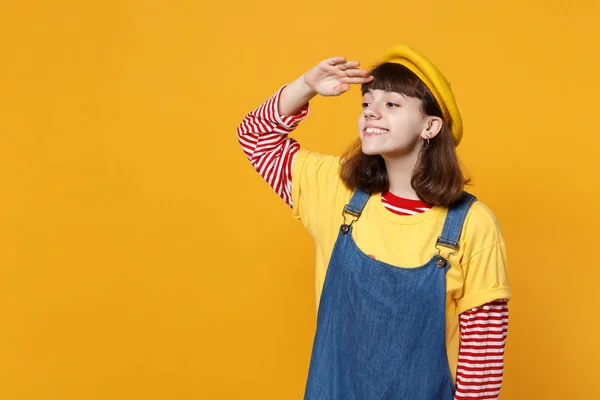 Ragazza Sorridente Adolescente Berretto Francese Prendisole Denim Che Tiene Mano — Foto Stock