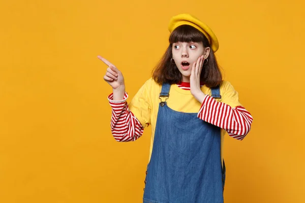 Niña Sorprendida Adolescente Boina Francesa Vestido Mezclilla Poniendo Mano Mejilla — Foto de Stock