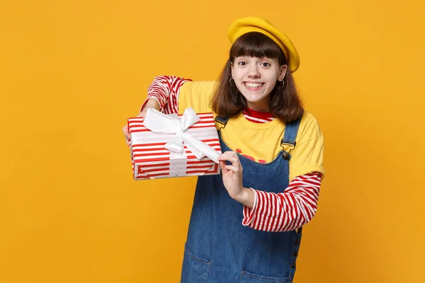 Menina Feliz Adolescente Boina Francesa Vestido Ganga Segurando Caixa Presente — Fotografia de Stock