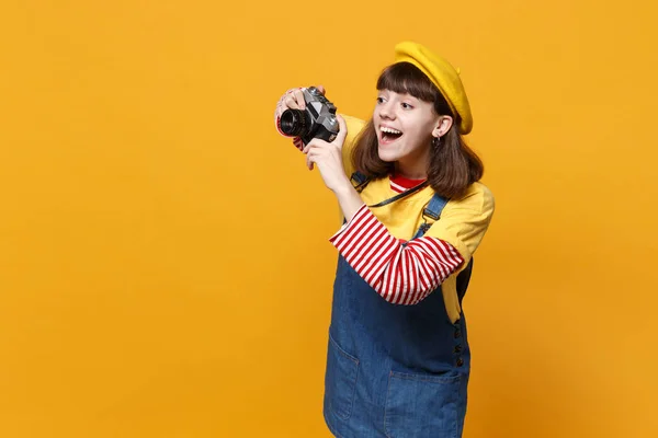 快乐的女孩十几岁的法国贝雷帽 牛仔太阳礼服拍摄的照片在复古复古照片相机孤立在黄色的墙壁背景 人们真诚的情感 生活方式的理念 模拟复制空间 — 图库照片
