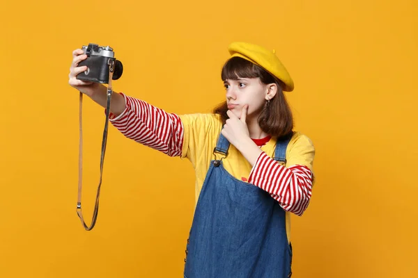 Chica Desconcertada Adolescente Boina Francesa Haciendo Selfie Tiro Cámara Fotos — Foto de Stock