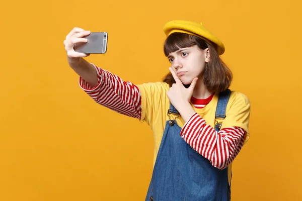 Seriózní Dívka Teenager Francouzský Baret Letní Džínové Šaty Dělají Selfie — Stock fotografie