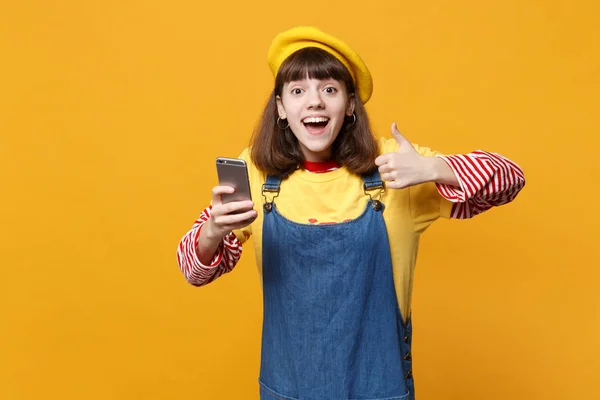 Смішна Дівчина Підліток Французькому Береті Джинсова Сукня Тримається Використовує Мобільний — стокове фото