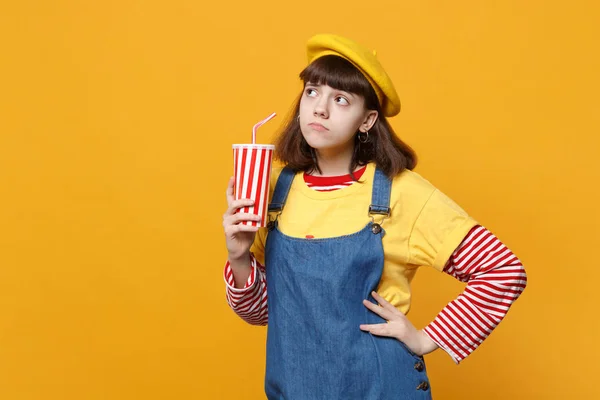 Ragazza Scontenta Adolescente Berretto Francese Denim Sundress Possesso Tazza Plastica — Foto Stock