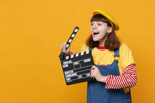 Chica Alegre Adolescente Boina Francesa Mirando Lado Sosteniendo Clásica Película —  Fotos de Stock